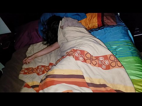 ❤️ सौतेनी आमा सुतेको बेला आफ्नी जवान सौतेनी आमालाई पिट्दै। सेक्स  ❌❤